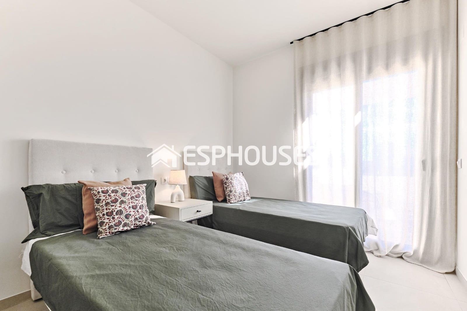 2 bedroom Penthouse for sale in La Veleta with pool garage - € 525,000 (Ref: 9860340)