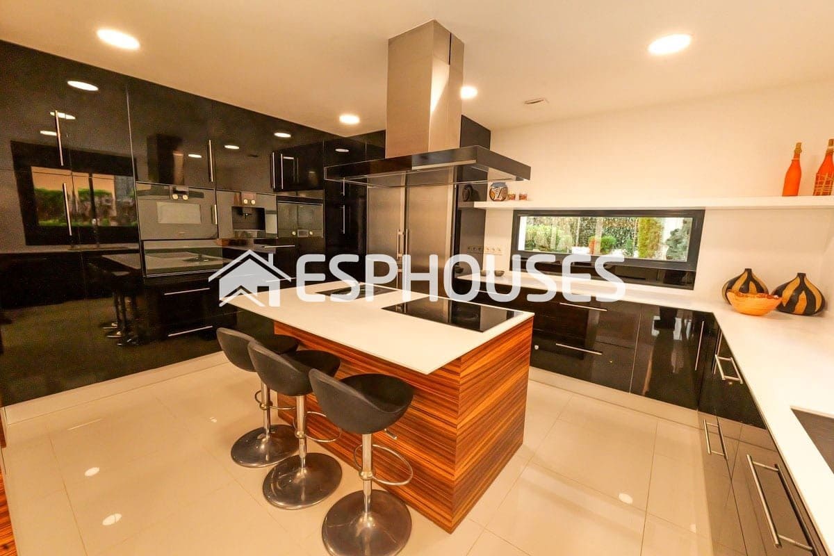 Chalet de 3 habitaciones en La Veleta en venta con piscina - 1.630.000 € (Ref: 9860345)