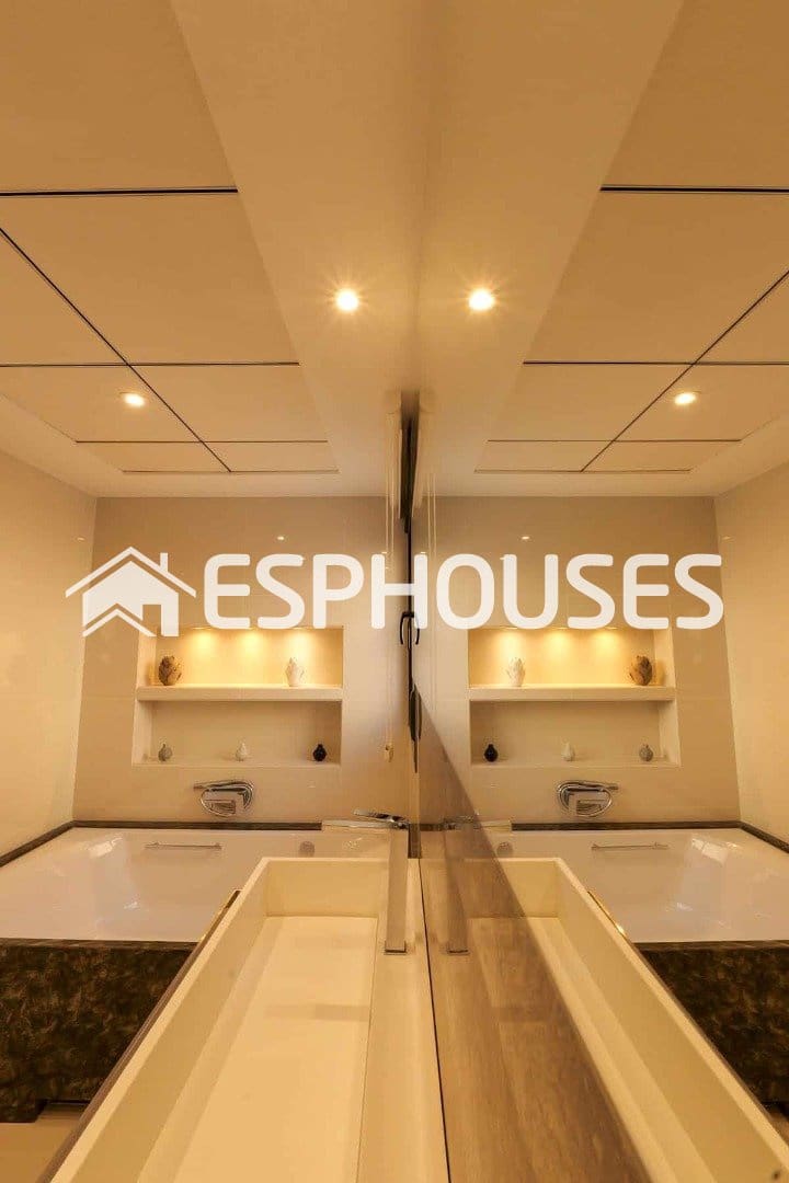 Chalet de 3 habitaciones en La Veleta en venta con piscina - 1.630.000 € (Ref: 9860345)