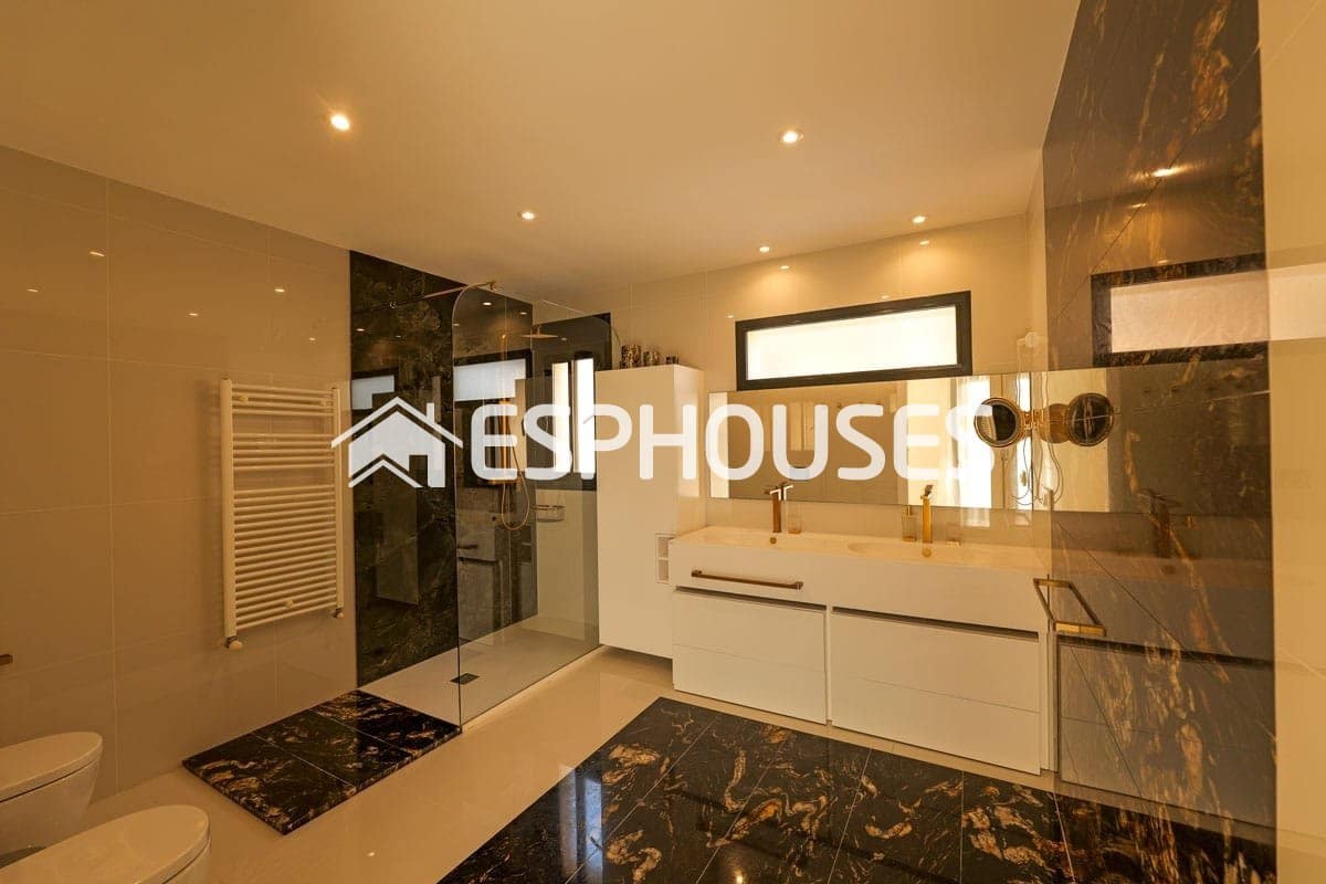 Chalet de 3 habitaciones en La Veleta en venta con piscina - 1.630.000 € (Ref: 9860345)