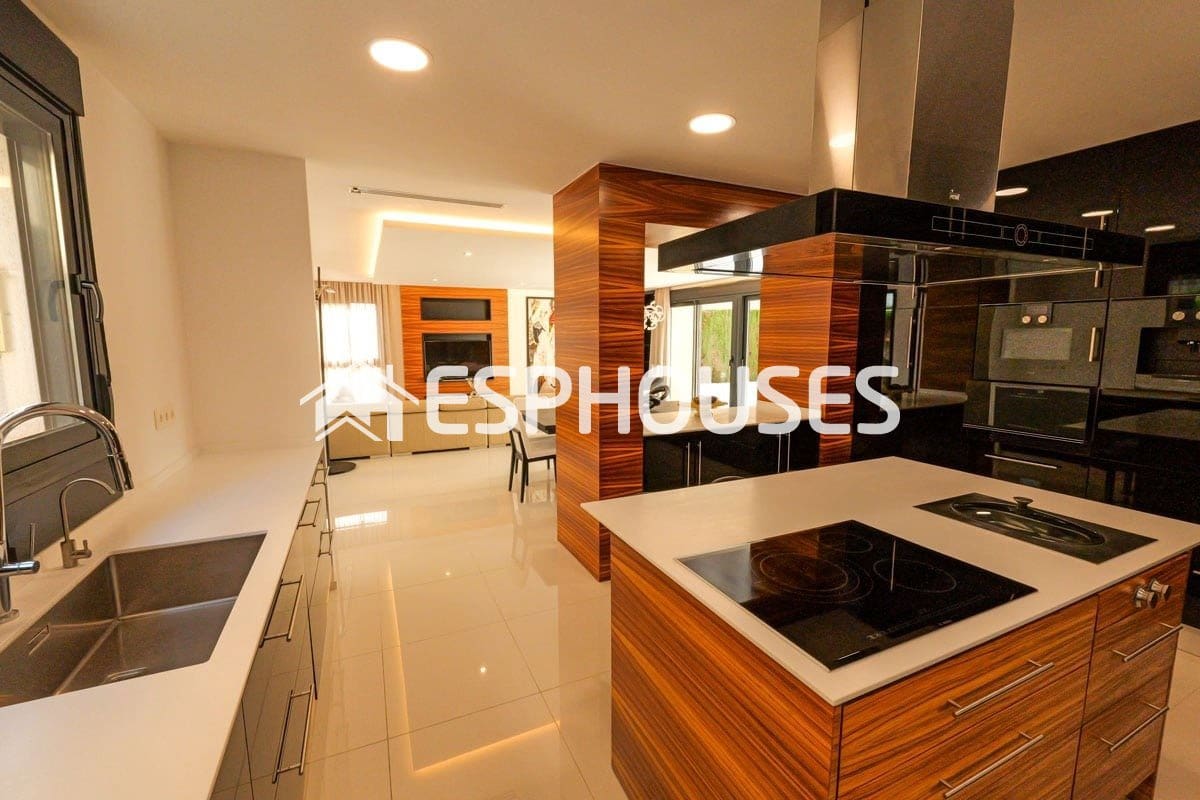 Chalet de 3 habitaciones en La Veleta en venta con piscina - 1.630.000 € (Ref: 9860345)