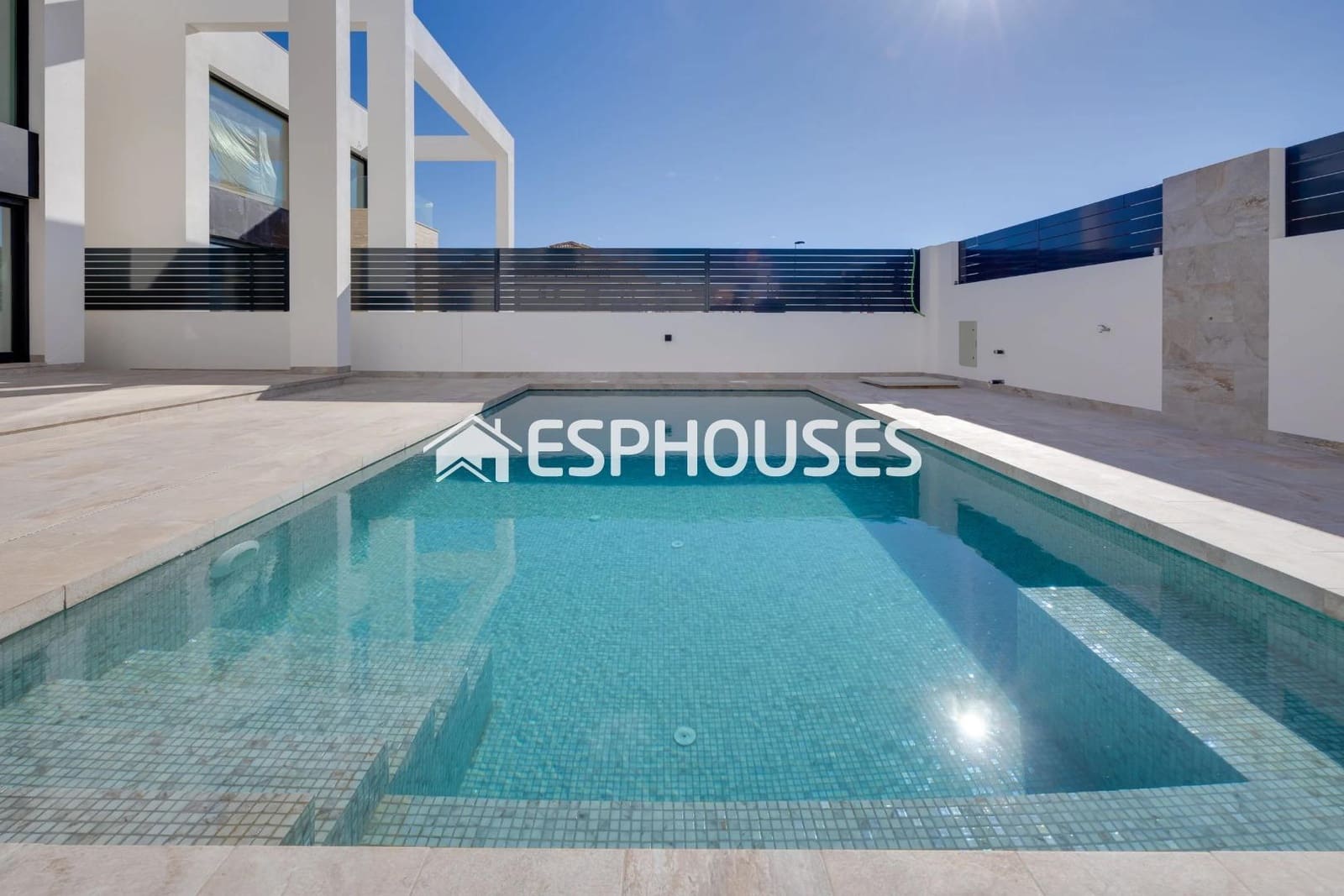 4 soveværelse Villa til salg i Torrevieja med swimmingpool garage - € 780.000 (Ref: 9873757)