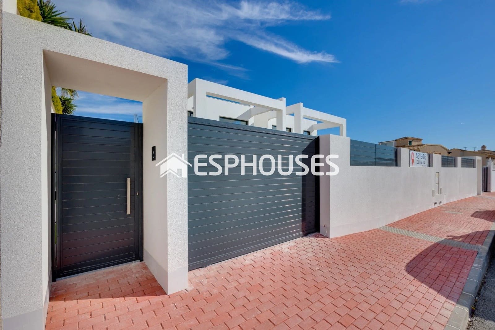 4 bedroom Villa for sale in Torrevieja with pool - € 750,000 (Ref: 9873762)