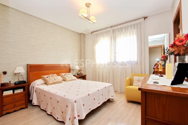 4 makuuhuone Huoneisto myytävänä paikassa Zona Pueblo, Guardamar del Segura mukana 
autotalli - 340 000 € (Ref: 9942795)
