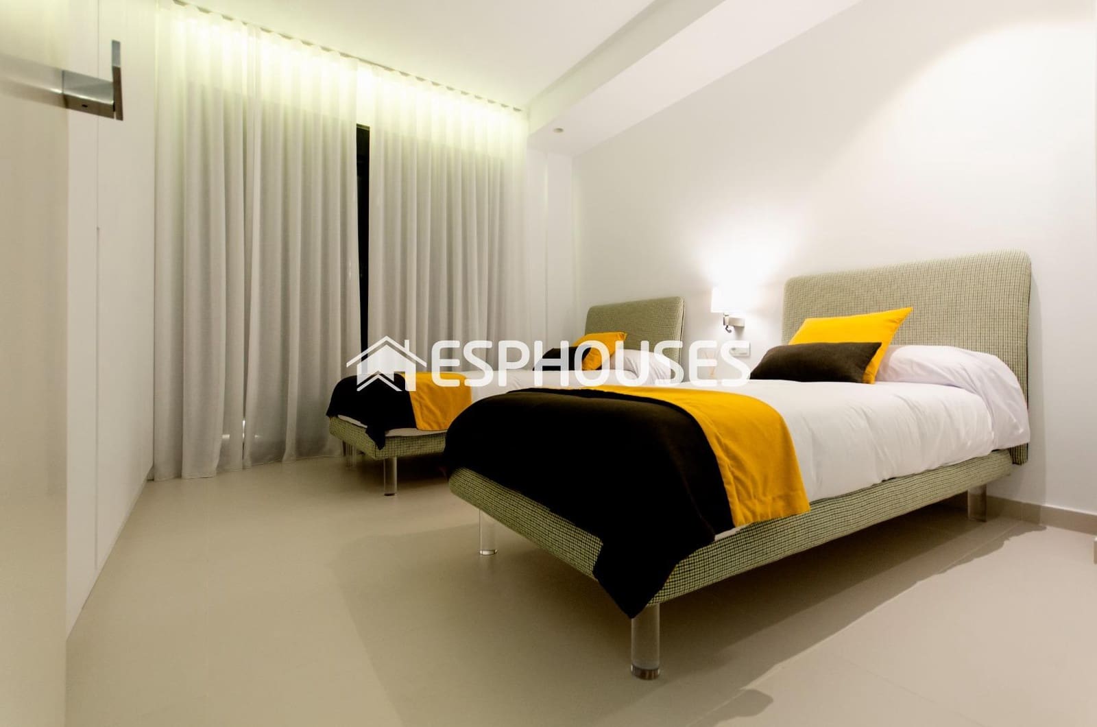 4 bedroom Villa for sale in Orihuela Costa with pool garage - € 1,195,000 (Ref: 9955340)