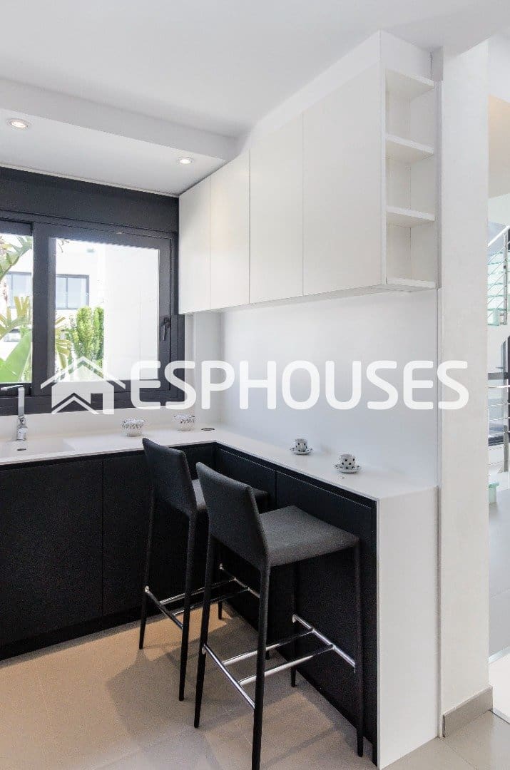 3 bedroom Villa for sale in Orihuela Costa with pool - € 1,195,000 (Ref: 9955344)