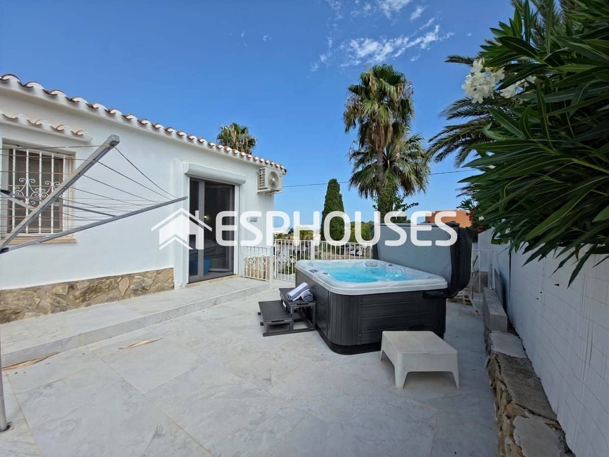 Chalet de 2 habitaciones en Dénia en venta con piscina garaje - 679.000 € (Ref: 9996185)
