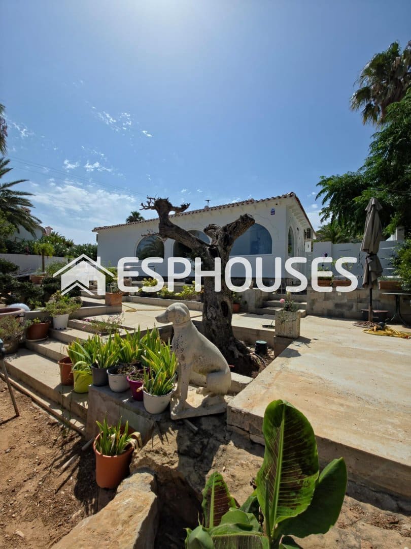 Chalet de 2 habitaciones en Dénia en venta con piscina garaje - 679.000 € (Ref: 9996185)