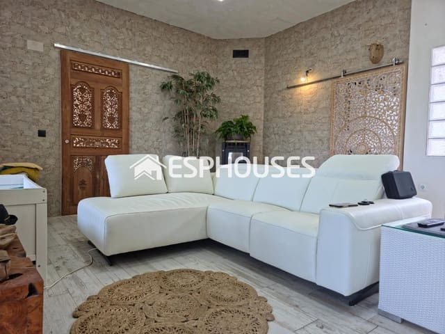 Chalet de 2 habitaciones en Dénia en venta con piscina garaje - 679.000 € (Ref: 9996185)