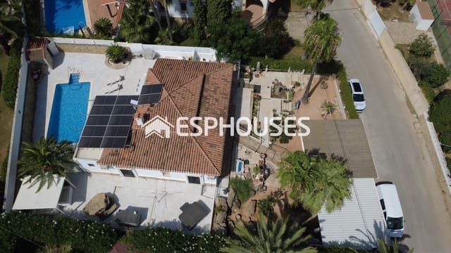 Chalet de 2 habitaciones en Dénia en venta con piscina garaje - 679.000 € (Ref: 9996185)