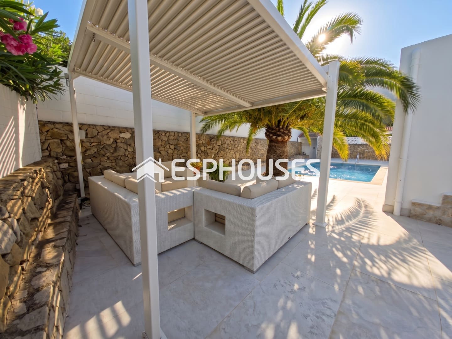 Chalet de 2 habitaciones en Dénia en venta con piscina garaje - 679.000 € (Ref: 9996185)