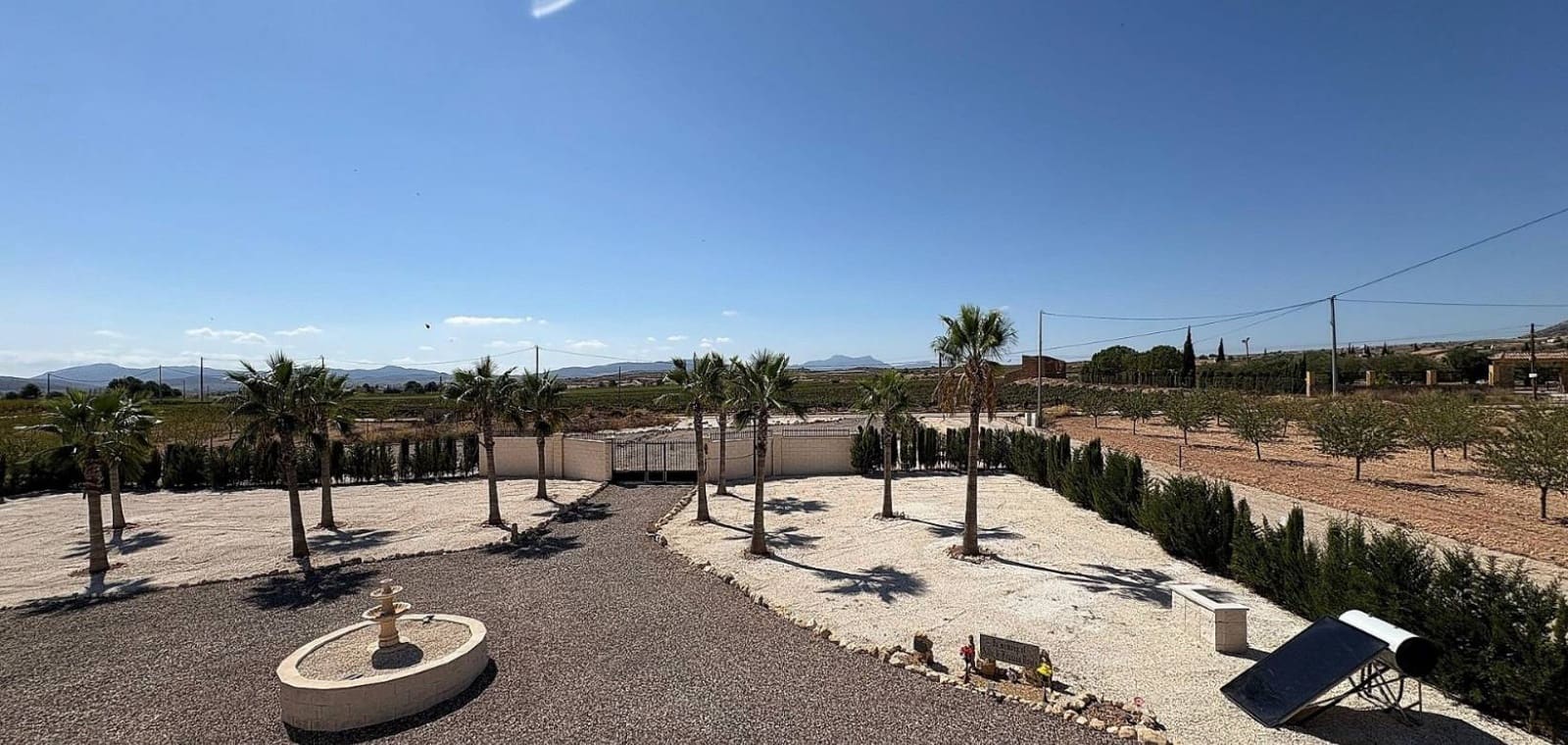 Chalet de 3 habitaciones en Pinoso en venta con piscina garaje - 449.000 € (Ref: 7940989)