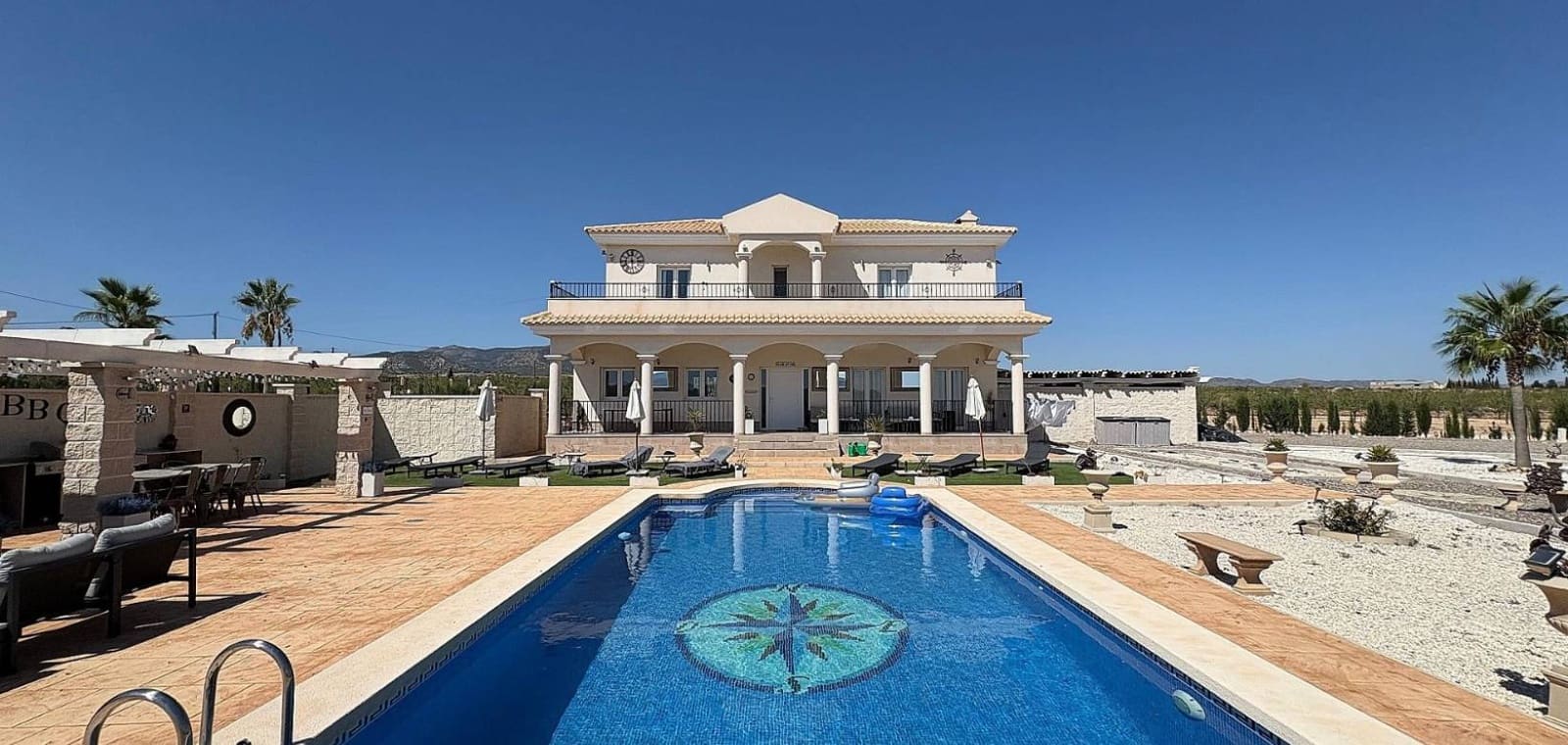 Chalet de 3 habitaciones en Pinoso en venta con piscina garaje - 449.000 € (Ref: 7940989)