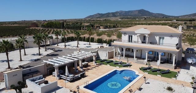 Chalet de 3 habitaciones en Pinoso en venta con piscina garaje - 449.000 € (Ref: 7940989)