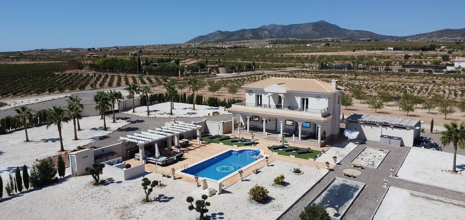 Chalet de 3 habitaciones en Pinoso en venta con piscina garaje - 449.000 € (Ref: 7940989)