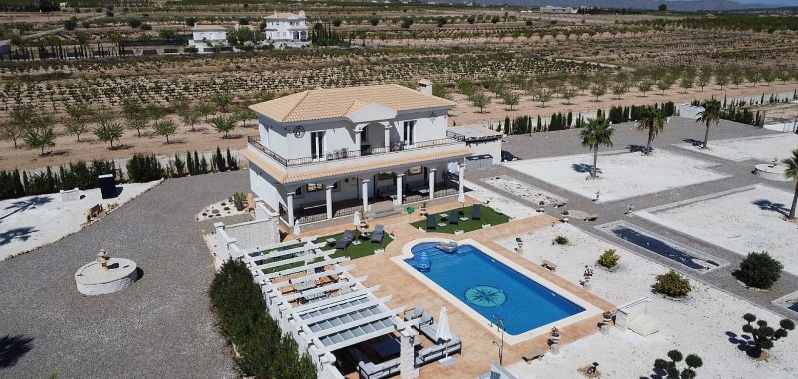 Chalet de 3 habitaciones en Pinoso en venta con piscina garaje - 449.000 € (Ref: 7940989)