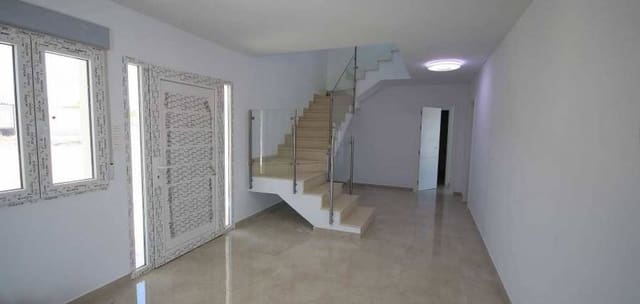 Chalet de 4 habitaciones en Pinoso en venta con piscina garaje - 491.000 € (Ref: 7940990)