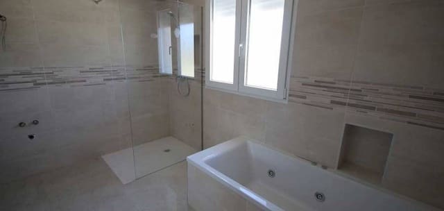 Chalet de 4 habitaciones en Pinoso en venta con piscina garaje - 491.000 € (Ref: 7940990)