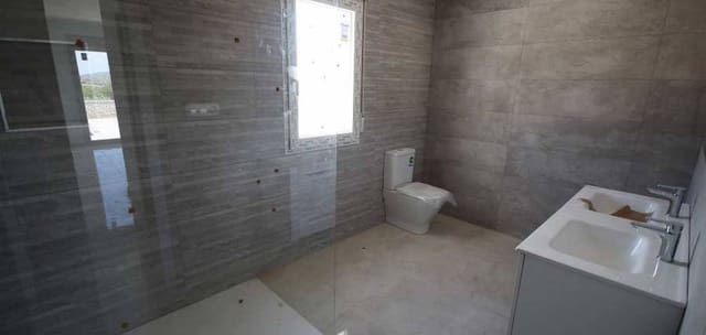 Chalet de 4 habitaciones en Pinoso en venta con piscina garaje - 491.000 € (Ref: 7940990)