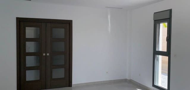 Chalet de 4 habitaciones en Pinoso en venta con piscina garaje - 436.000 € (Ref: 7940995)