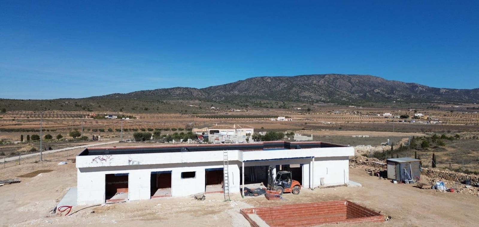 Chalet de 3 habitaciones en Pinoso en venta con piscina - 370.000 € (Ref: 8837158)