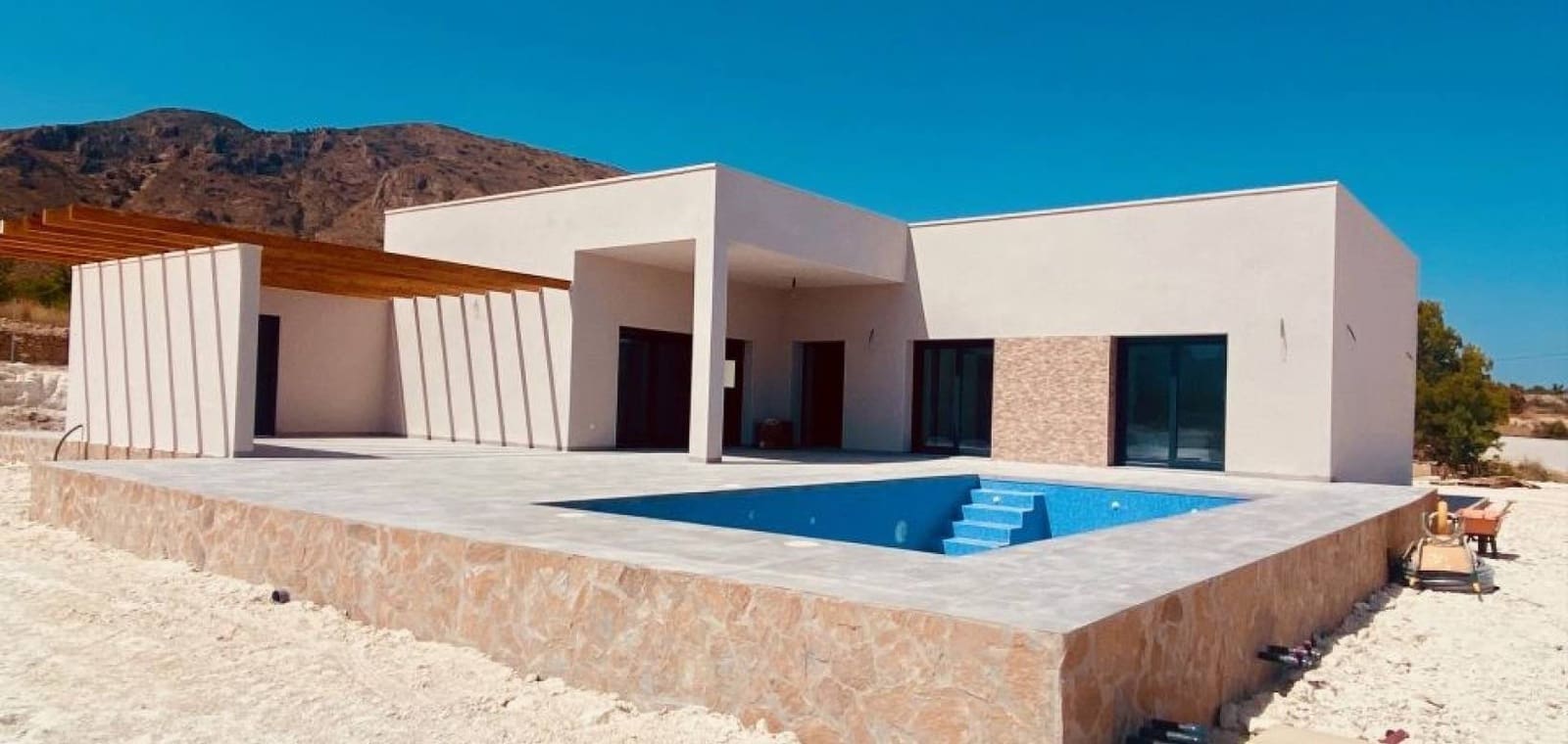 3 soverom Villa til salgs i Macisvenda med svømmebasseng garasje - € 359 500 (Ref: 9099882)