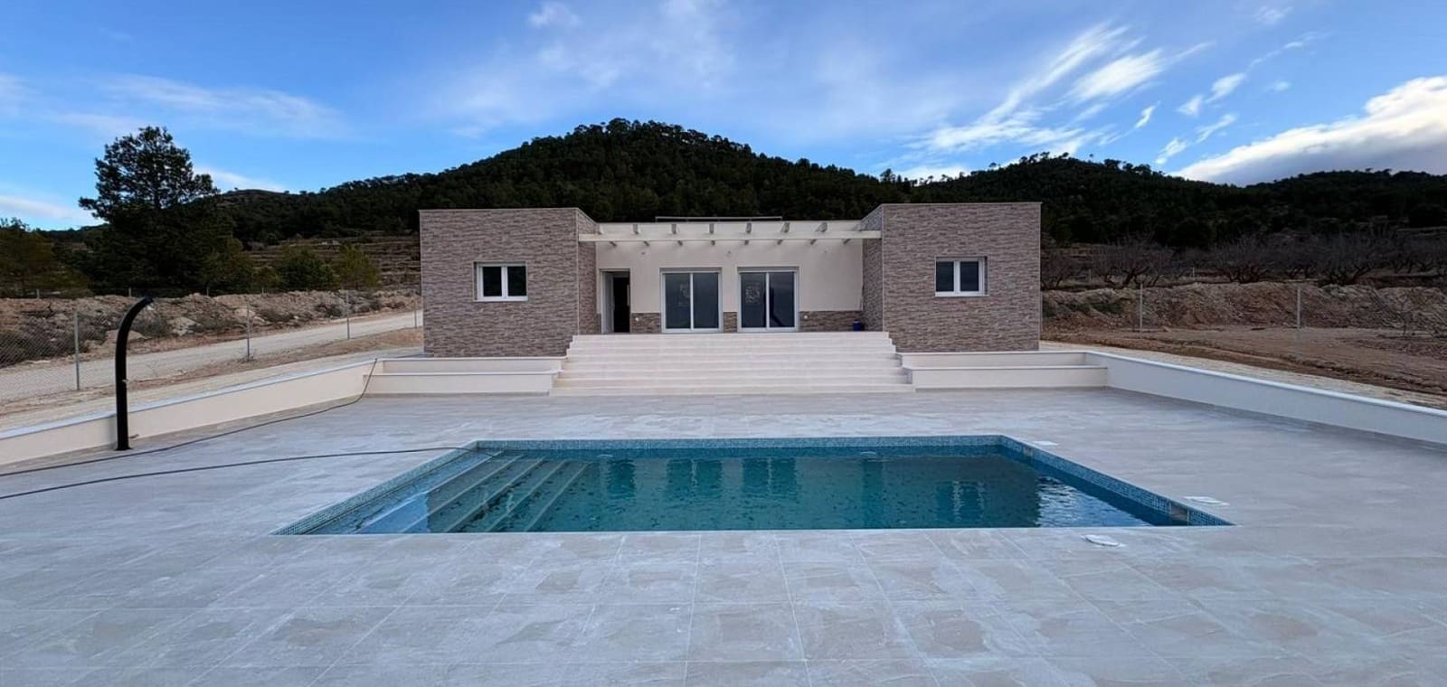 Chalet de 3 habitaciones en Pinoso en venta con piscina - 399.995 € (Ref: 9609929)