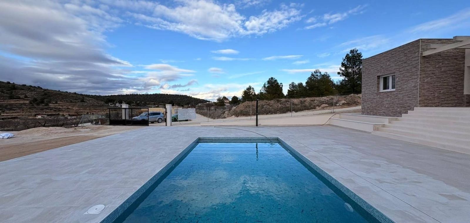 Chalet de 3 habitaciones en Pinoso en venta con piscina - 399.995 € (Ref: 9609929)