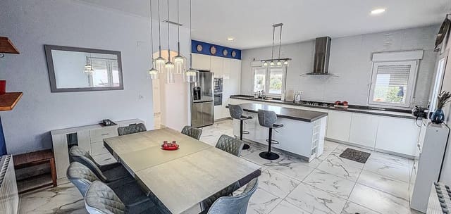 Chalet de 4 habitaciones en Pinoso en venta con piscina - 525.000 € (Ref: 9622886)