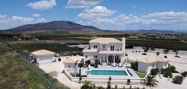 Chalet de 4 habitaciones en Pinoso en venta con piscina - 525.000 € (Ref: 9622886)