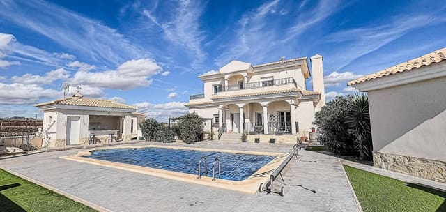 Chalet de 4 habitaciones en Pinoso en venta con piscina - 525.000 € (Ref: 9622886)