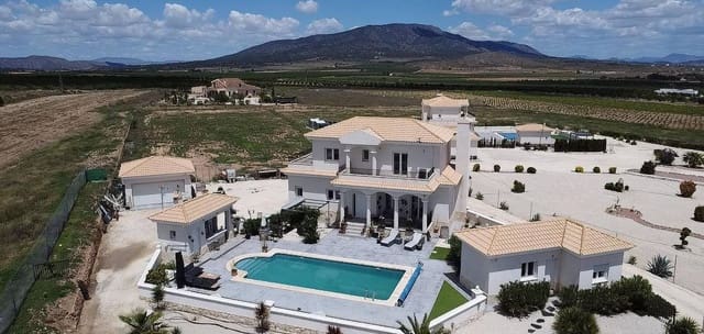 Chalet de 4 habitaciones en Pinoso en venta con piscina - 525.000 € (Ref: 9622886)