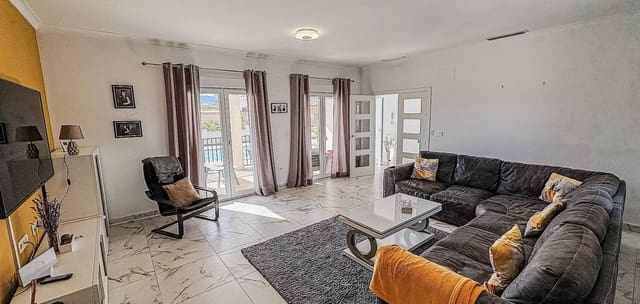 Chalet de 4 habitaciones en Pinoso en venta con piscina - 525.000 € (Ref: 9622886)