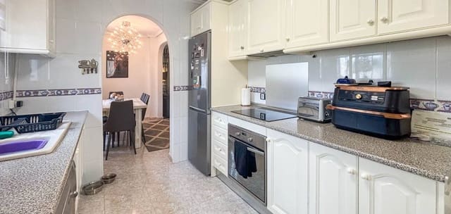 4 slaapkamer Villa te koop in Monforte del Cid met zwembad - € 384.950 (Ref: 9626300)