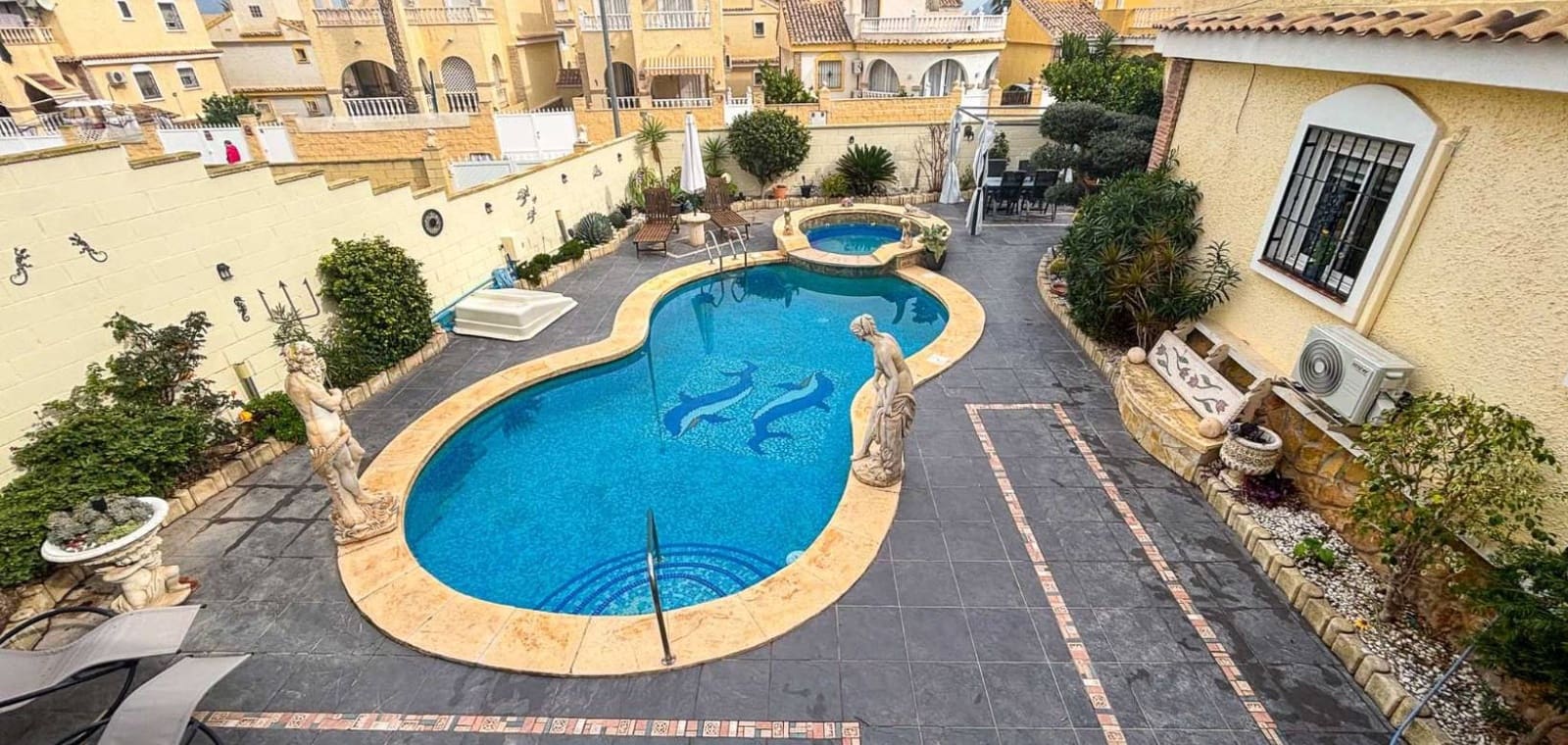 4 slaapkamer Villa te koop in Monforte del Cid met zwembad - € 384.950 (Ref: 9626300)