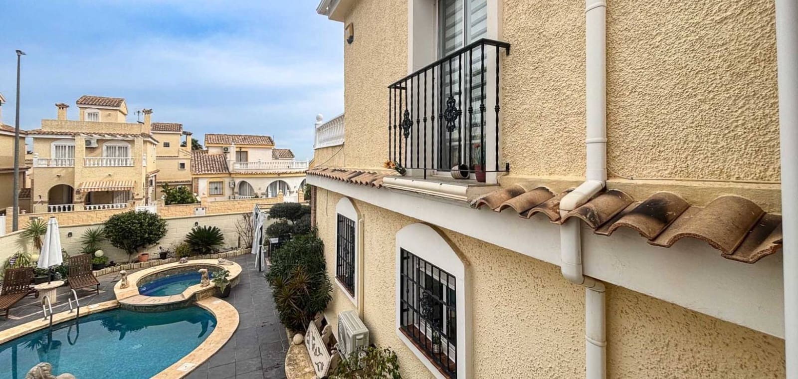 4 slaapkamer Villa te koop in Monforte del Cid met zwembad - € 384.950 (Ref: 9626300)