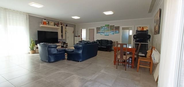 4 bedroom Villa for sale in Pinoso - € 420,000 (Ref: 9816364)