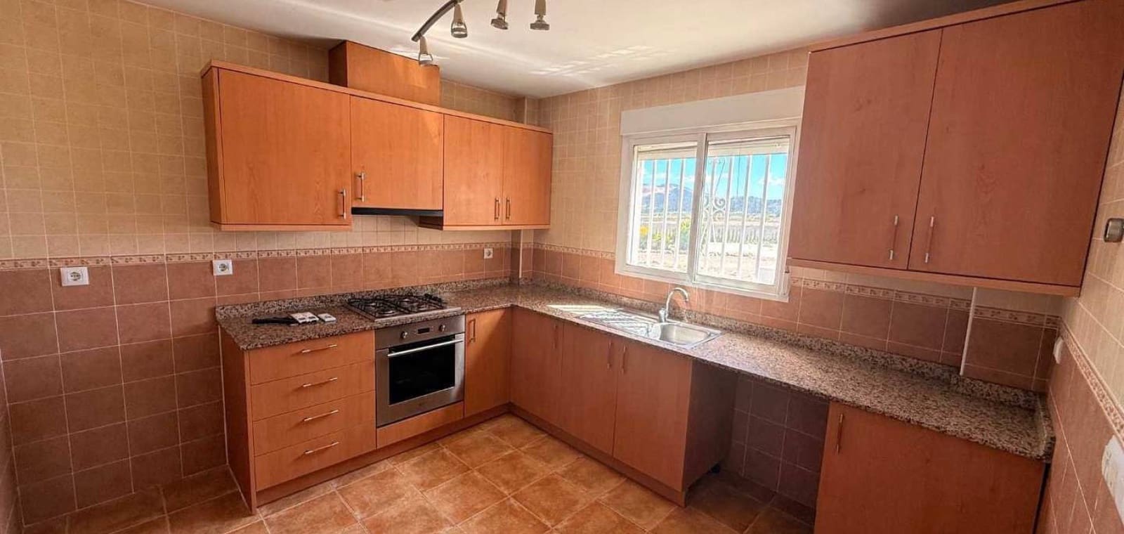 Chalet de 3 habitaciones en Pinoso en venta con piscina garaje - 250.000 € (Ref: 9823859)