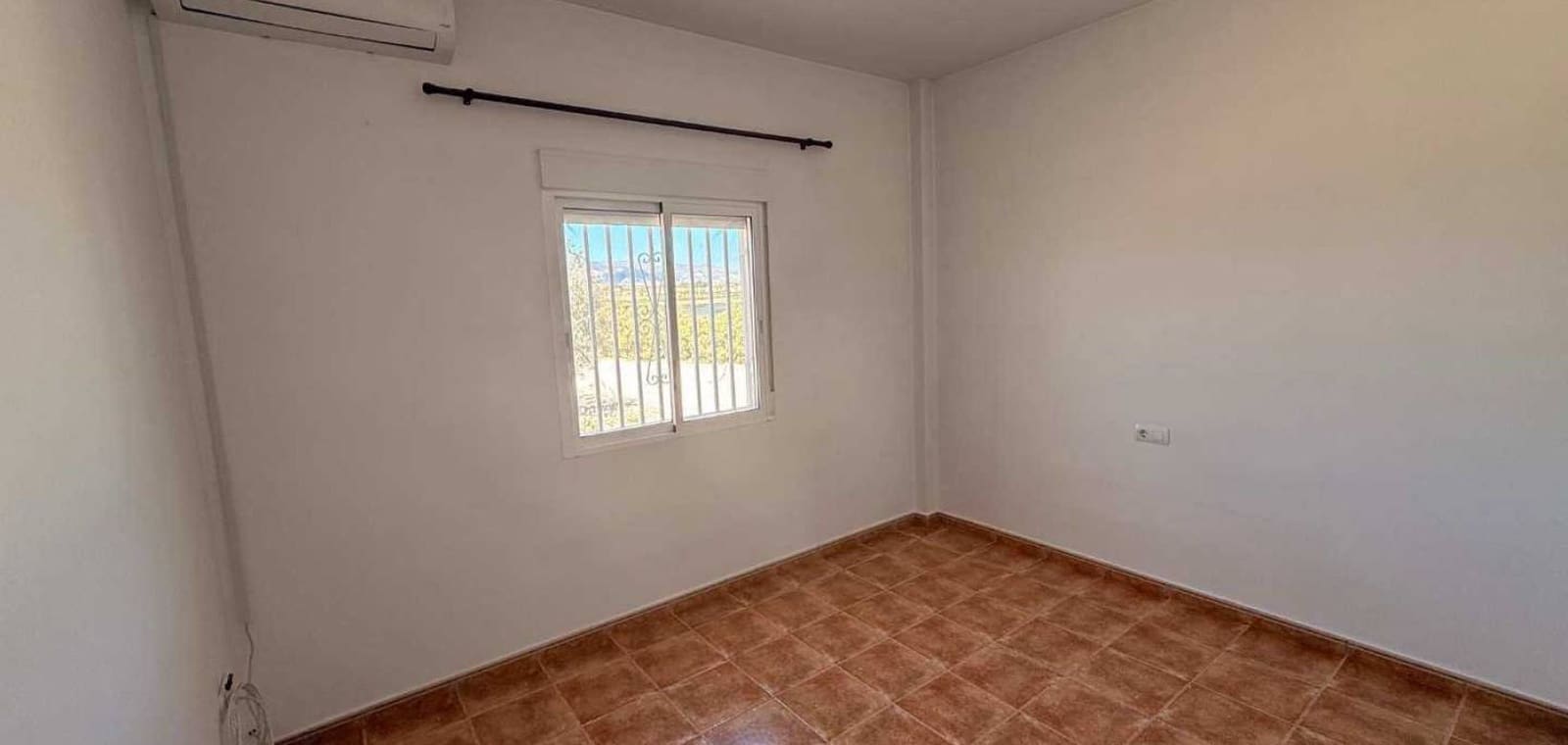 Chalet de 3 habitaciones en Pinoso en venta con piscina garaje - 250.000 € (Ref: 9823859)
