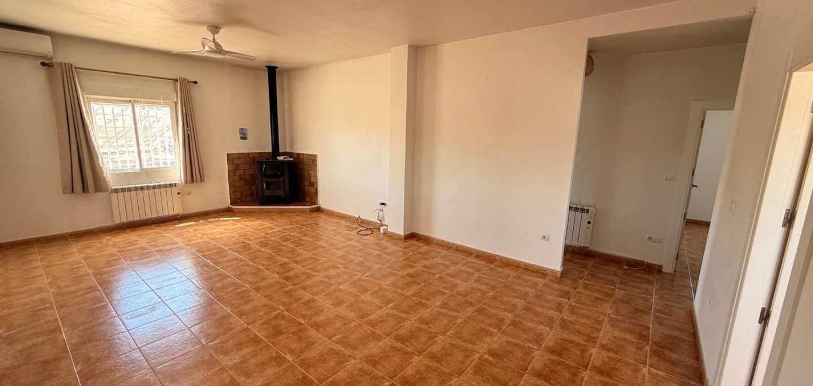 Chalet de 3 habitaciones en Pinoso en venta con piscina garaje - 250.000 € (Ref: 9823859)