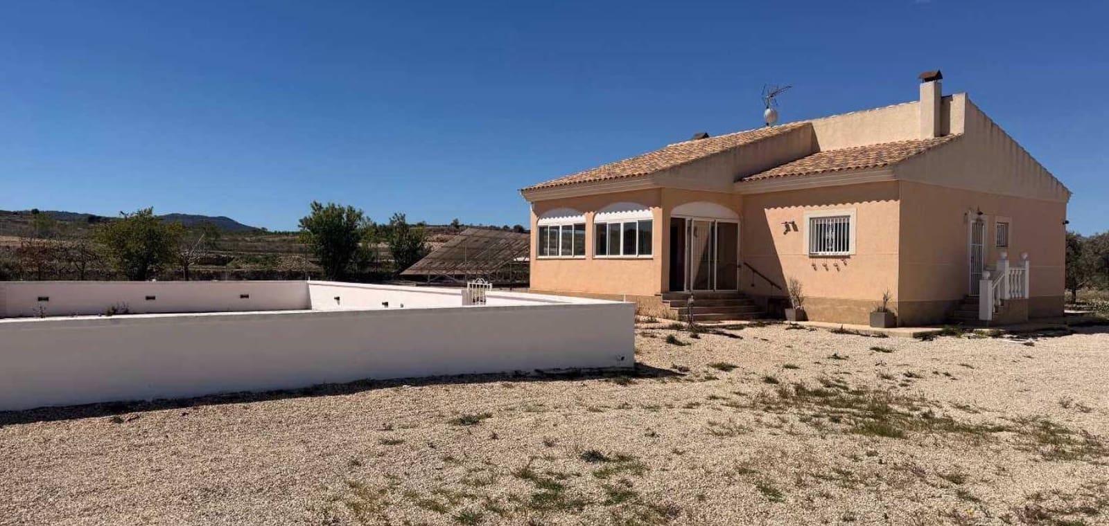 Chalet de 3 habitaciones en Pinoso en venta con piscina garaje - 250.000 € (Ref: 9823859)