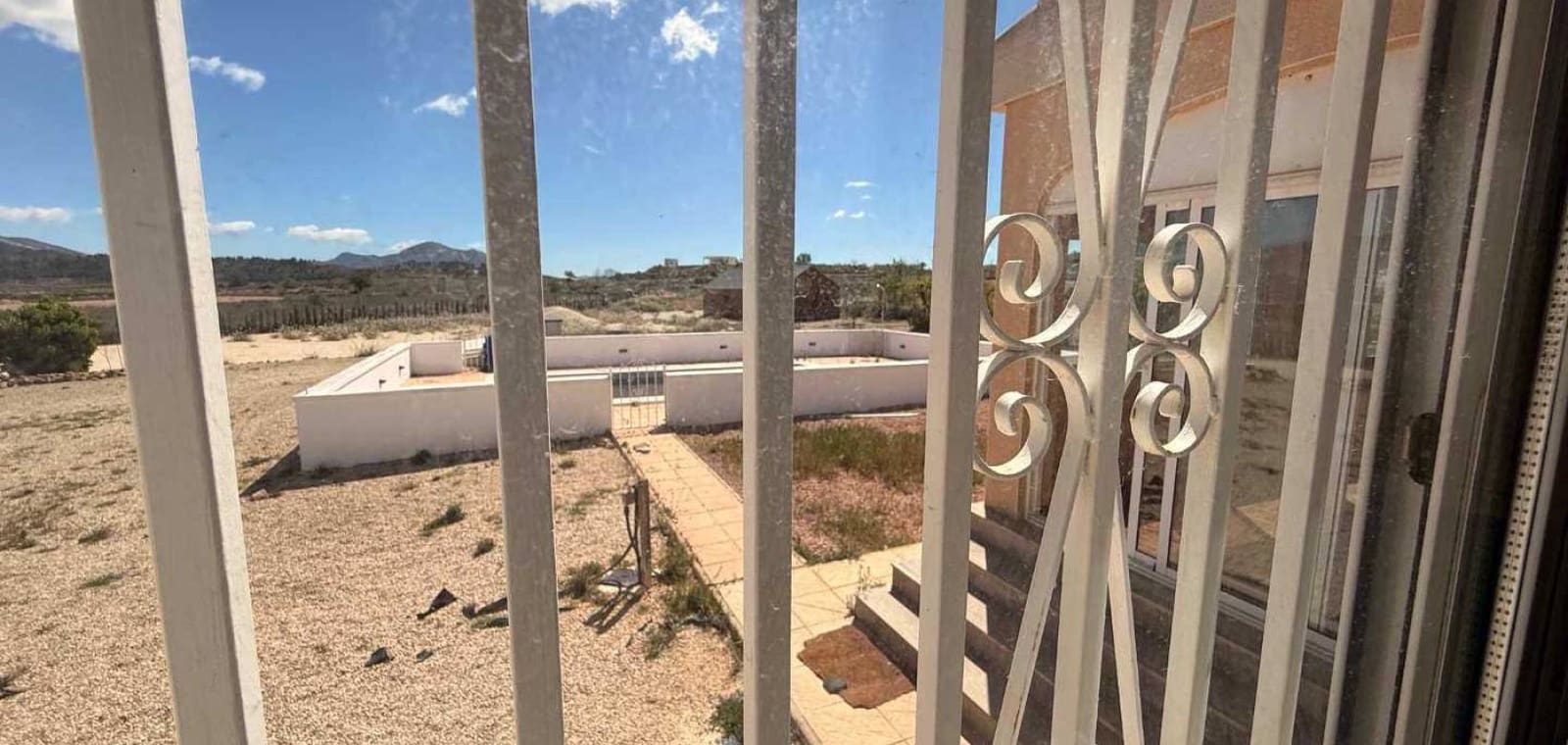Chalet de 3 habitaciones en Pinoso en venta con piscina garaje - 250.000 € (Ref: 9823859)