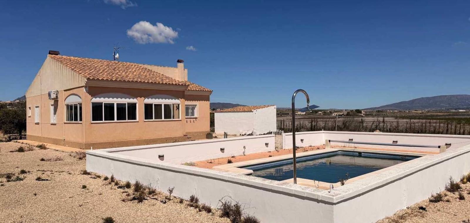 Chalet de 3 habitaciones en Pinoso en venta con piscina garaje - 250.000 € (Ref: 9823859)