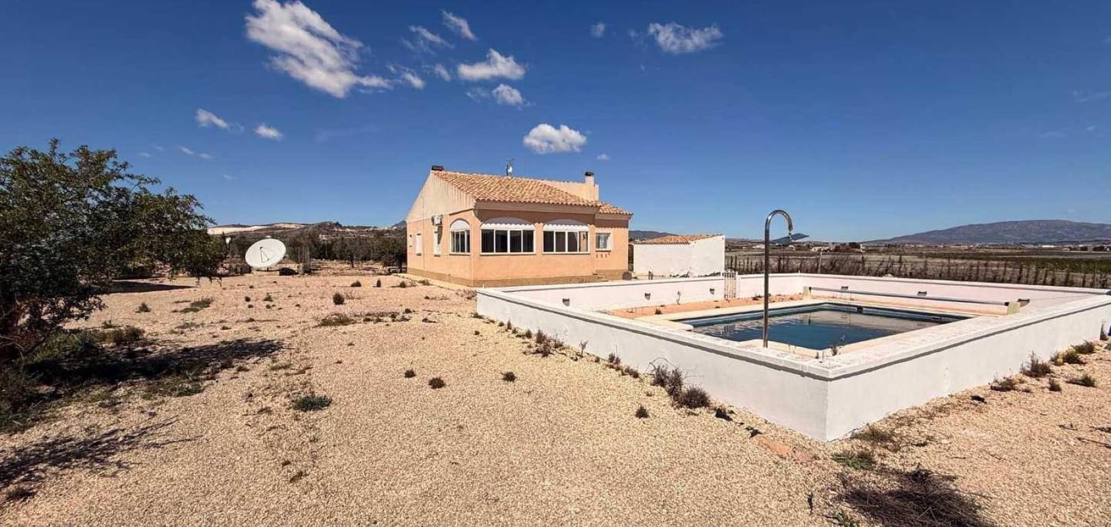 Chalet de 3 habitaciones en Pinoso en venta con piscina garaje - 250.000 € (Ref: 9823859)