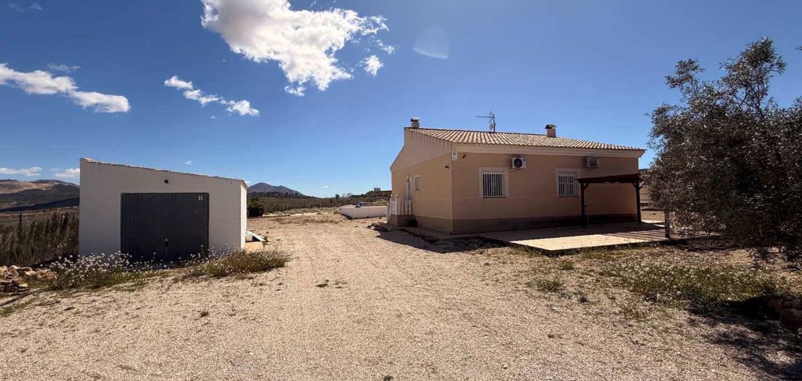 Chalet de 3 habitaciones en Pinoso en venta con piscina garaje - 250.000 € (Ref: 9823859)