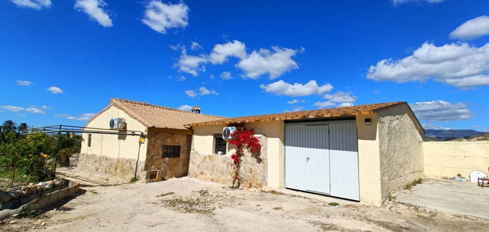 3 bedroom Villa for sale in Mahoya with garage - € 275,000 (Ref: 9834541)
