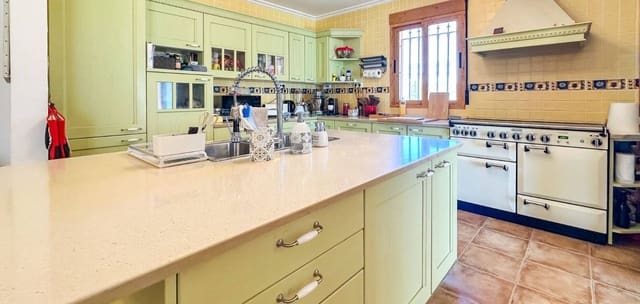 6 slaapkamer Villa te koop in La Romana met zwembad garage - € 765.000 (Ref: 9858218)