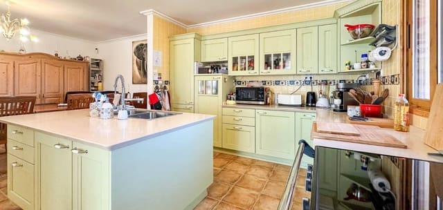 6 slaapkamer Villa te koop in La Romana met zwembad garage - € 765.000 (Ref: 9858218)