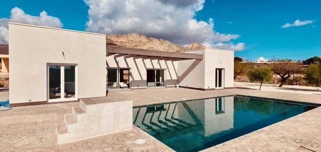 3 soveværelse Villa til salg i Pinoso med swimmingpool garage - € 365.000 (Ref: 9938679)
