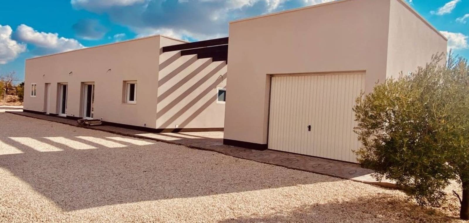 3 soveværelse Villa til salg i Pinoso med swimmingpool garage - € 365.000 (Ref: 9938679)